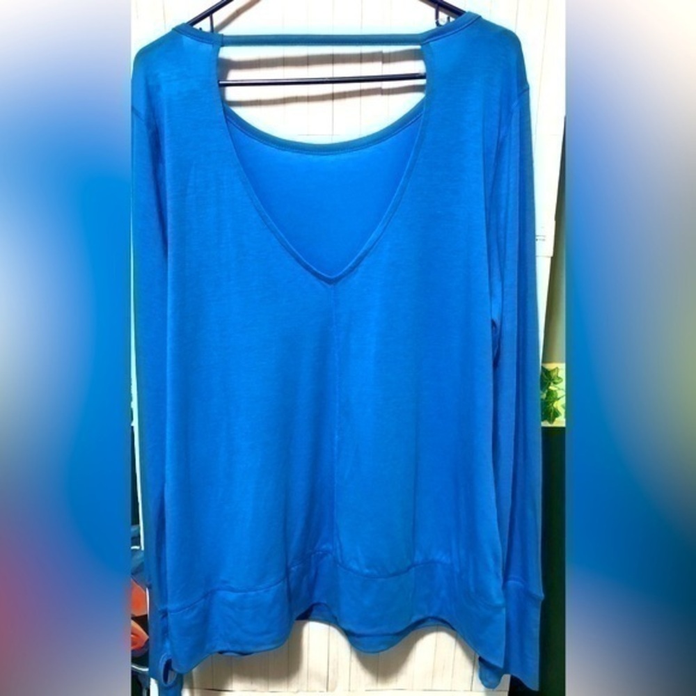 👻Exertek brand blue long sleeve open back shirt